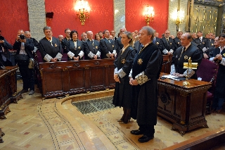 El magistrado Ángel Arozamena acompañado de su madrina, la magistrada Pilar Teso